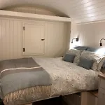 Green Valley, Cotswold Stay With Hamper